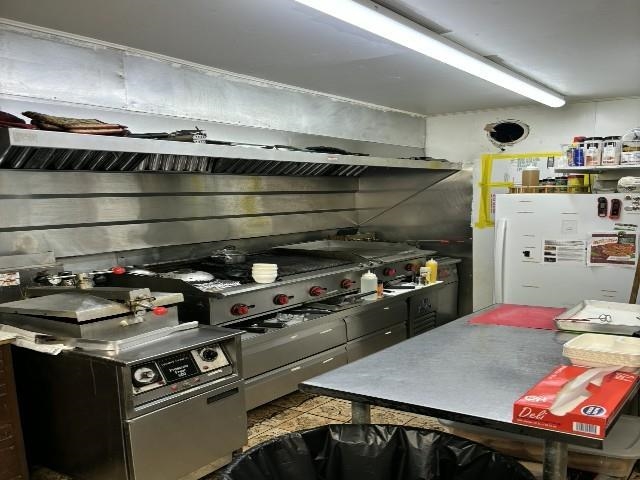 1215 Main St, Gresham, WI 54128