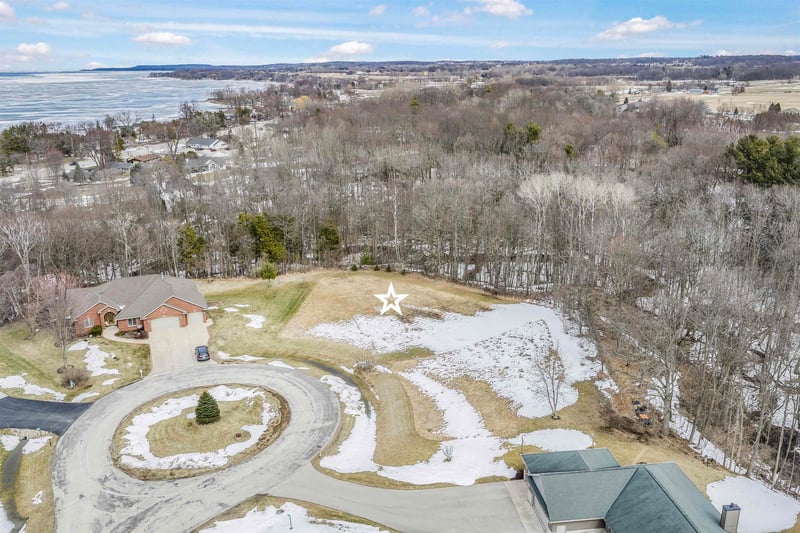 Bay Hill Ct, Luxemburg, WI 54217