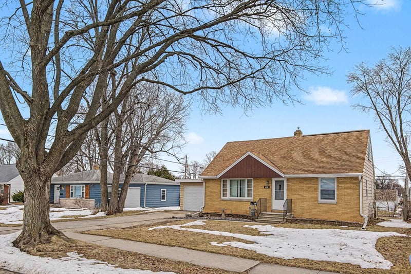 927 Spence St, Green Bay, WI 54304-2325