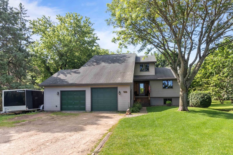 419 Maple Ln, Neenah, WI 54956