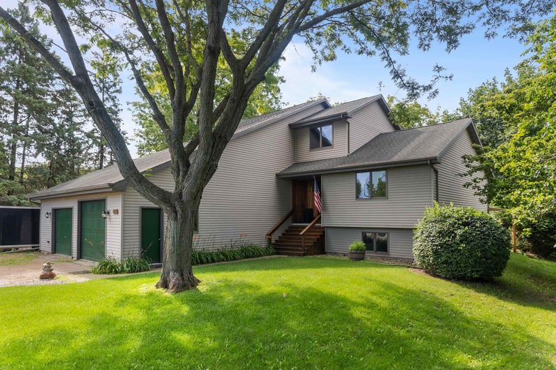 419 Maple Ln, Neenah, WI 54956