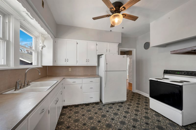 866 Howard St, Green Bay, WI 54303