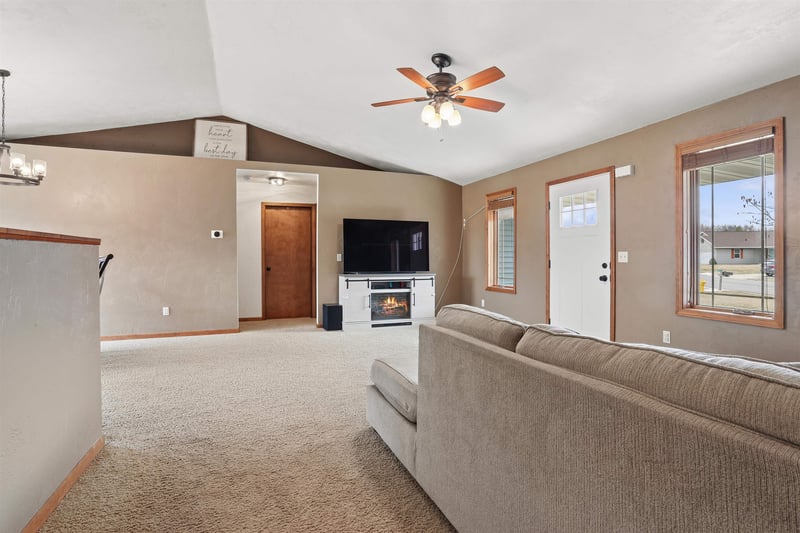 N1786 Swanee Cir, Greenville, WI 54942