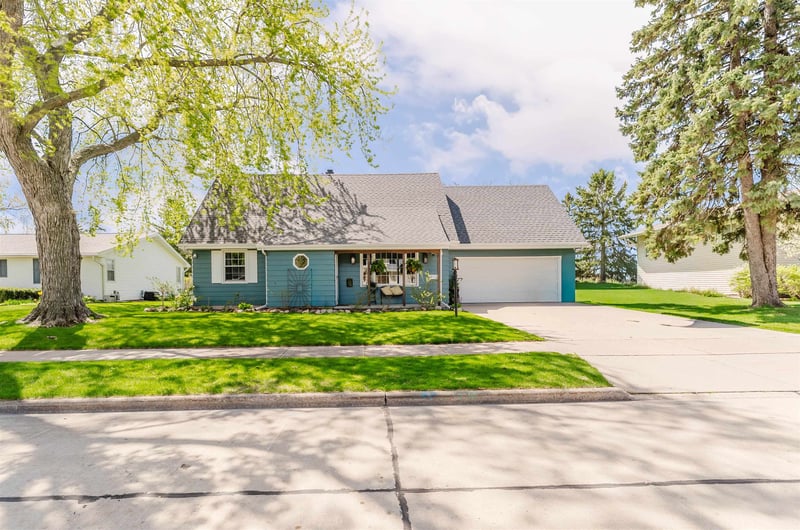 917 Windward Ct, Oshkosh, WI 54901-2061