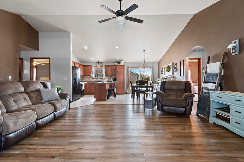 364 Wooden Shoe Cir, Kaukauna, WI 54130