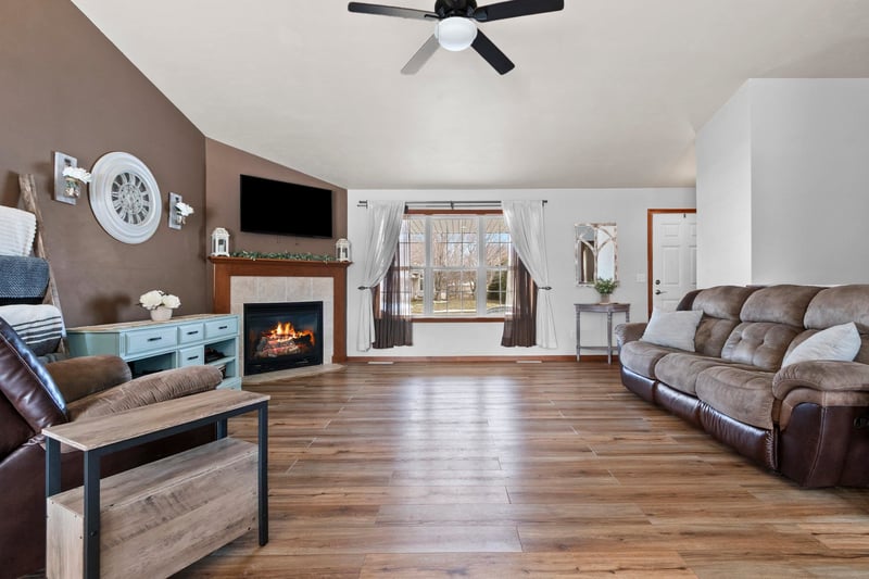 364 Wooden Shoe Cir, Kaukauna, WI 54130