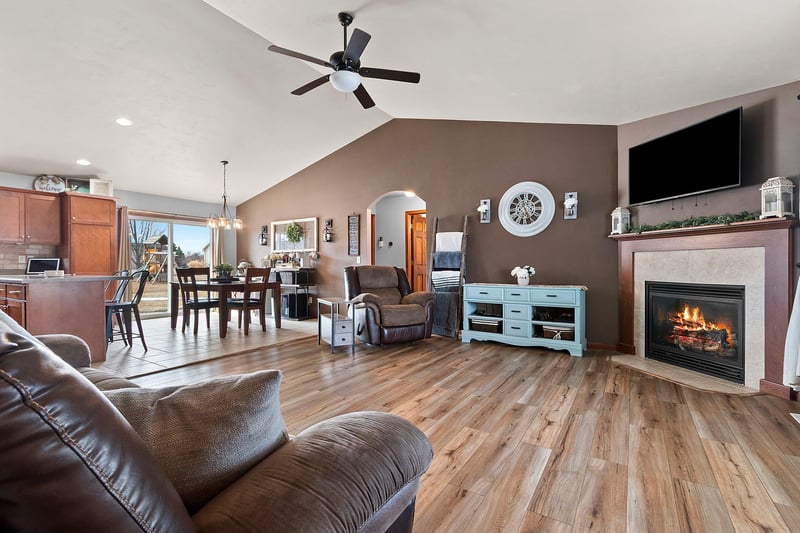 364 Wooden Shoe Cir, Kaukauna, WI 54130