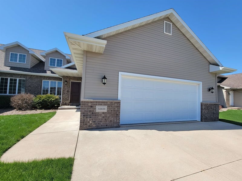 N9039 Spring Valley Rd, Menasha, WI 54952