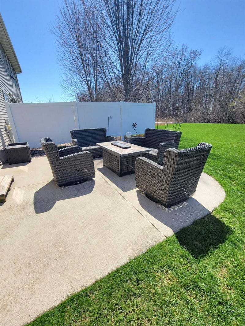 N9039 Spring Valley Rd, Menasha, WI 54952