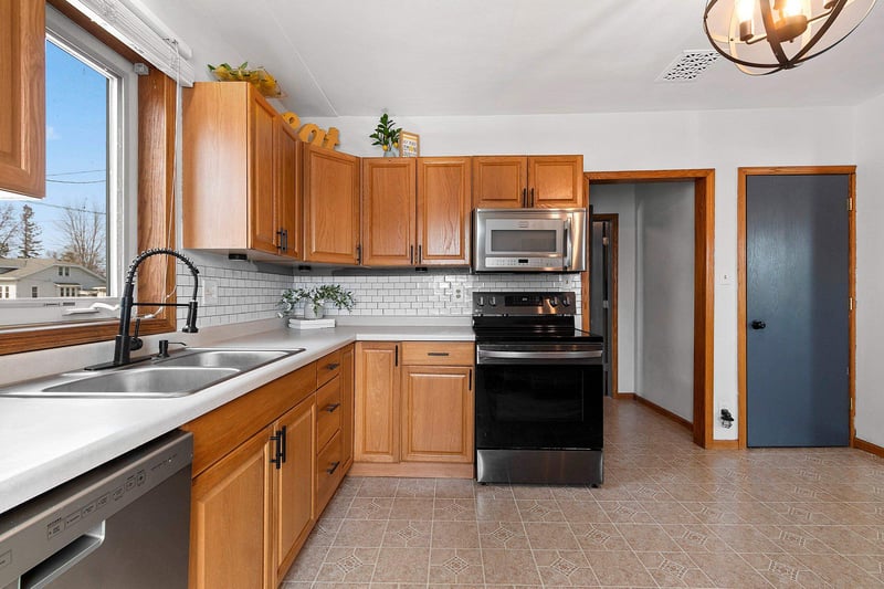 1105 Dousman St, Green Bay, WI 54303-3005