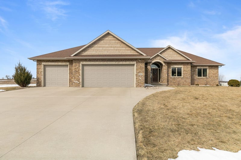 8065 Golden Primrose Cir, Neenah, WI 54956