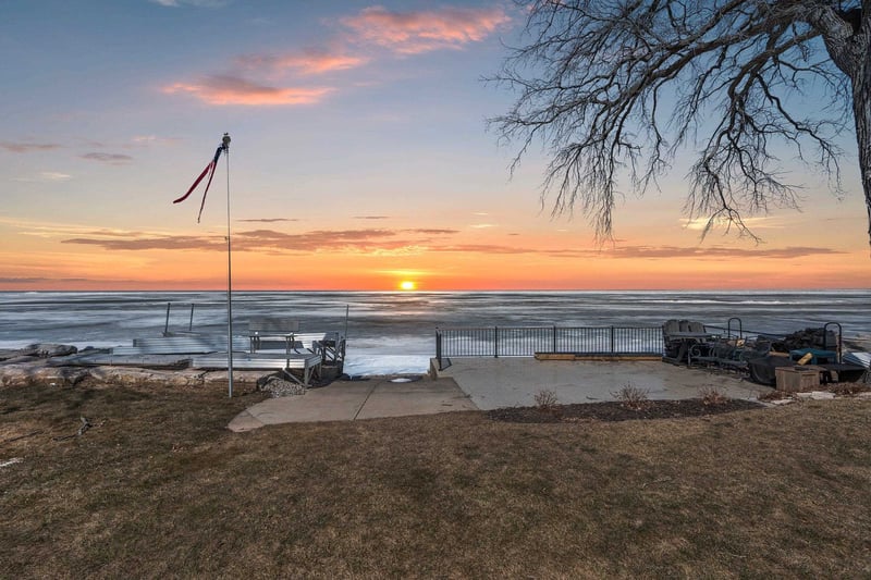 4813 Edgewater Beach Rd, Green Bay, WI 54311-9799