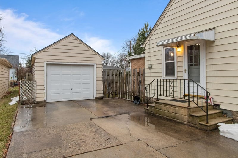 2436 Hickory Ln, Appleton, WI 54915