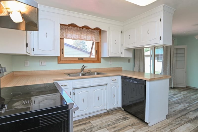 1024 Edgewood Dr, Green Bay, WI 54311