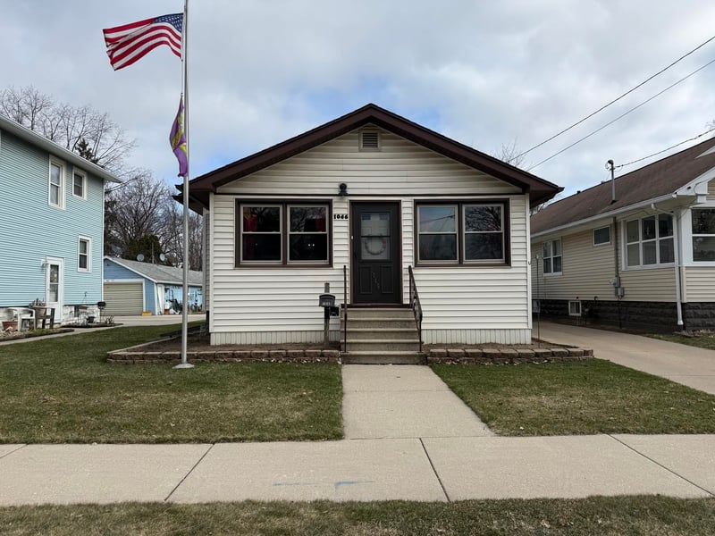 1046 Dousman St, Green Bay, WI 54303