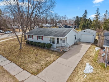 1914 Lilac Ln, Green Bay, WI 54302-2320