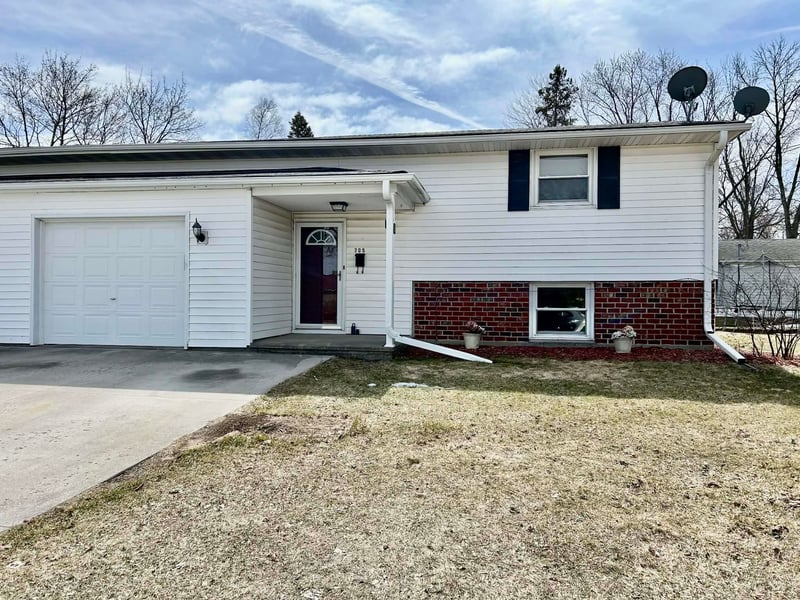 703 Helena St, De Pere, WI 54115-1153