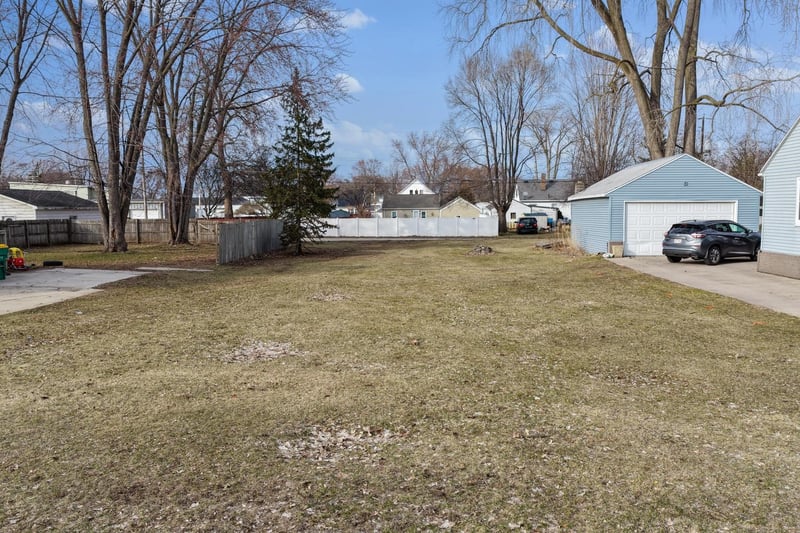 1329 Klaus St, Green Bay, WI 54302-2011