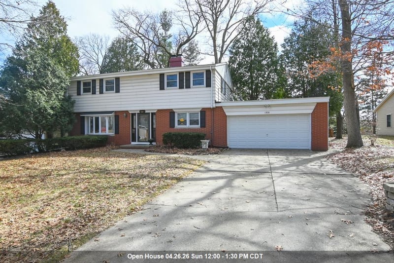 1321 Wiesner St, Green Bay, WI 54304-2825