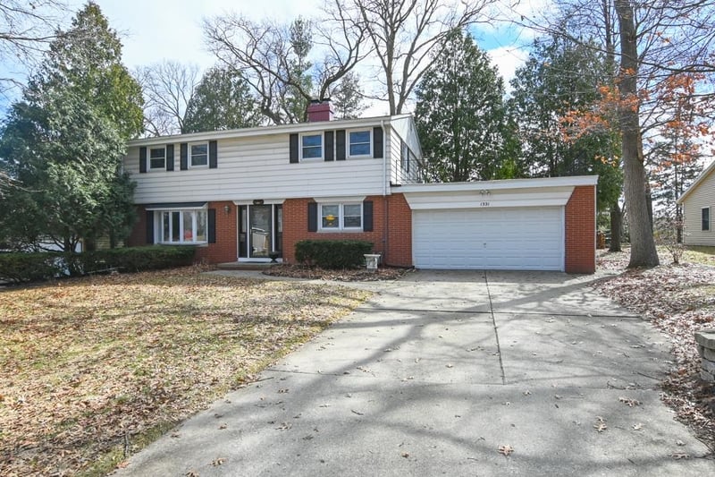 1321 Wiesner St, Green Bay, WI 54304-2825