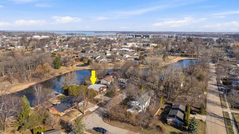 909 Brookwood Ct, Oshkosh, WI 54902