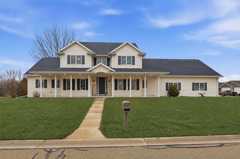 N9005 Blackoak St, Menasha, WI 54952