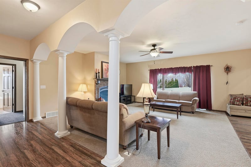 N9005 Blackoak St, Menasha, WI 54952