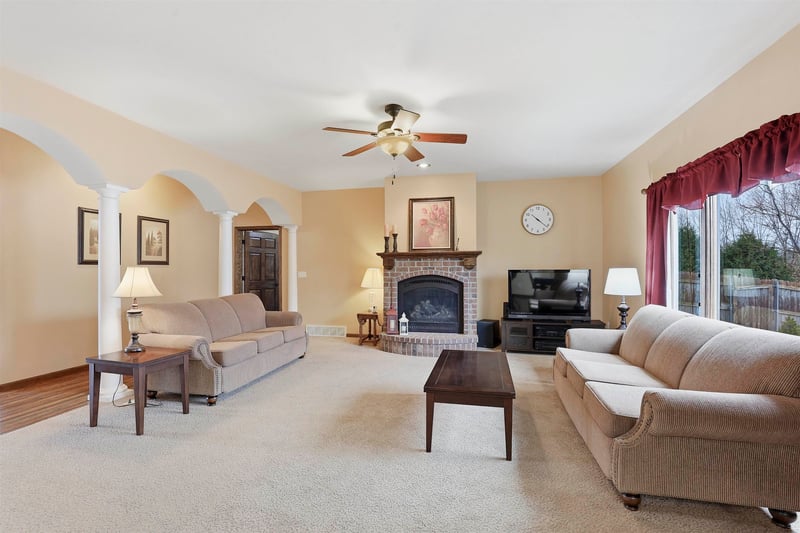 N9005 Blackoak St, Menasha, WI 54952