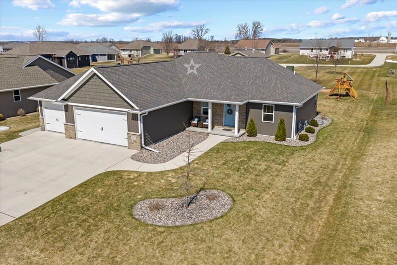 278 Brookview Dr, Luxemburg, WI 54217