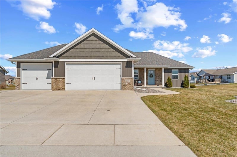 278 Brookview Dr, Luxemburg, WI 54217