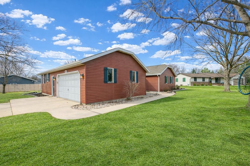 1833 Mac Ct, Green Bay, WI 54311