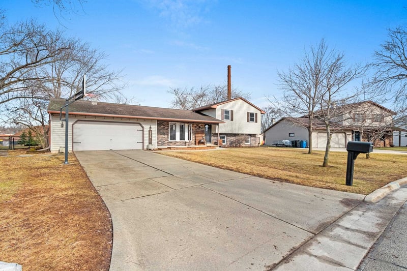 3638 Glenbrooke Ln, Green Bay, WI 54301-1130