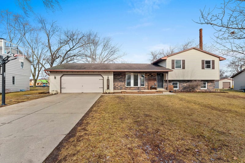 3638 Glenbrooke Ln, Green Bay, WI 54301-1130
