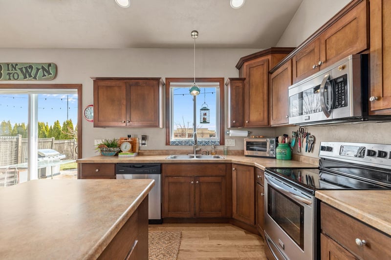 N9050 Spring Valley Rd, Menasha, WI 54952