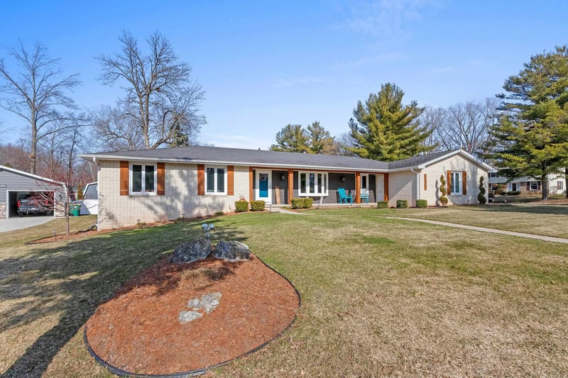 2031 Parkwood Ct, Green Bay, WI 54304-1955