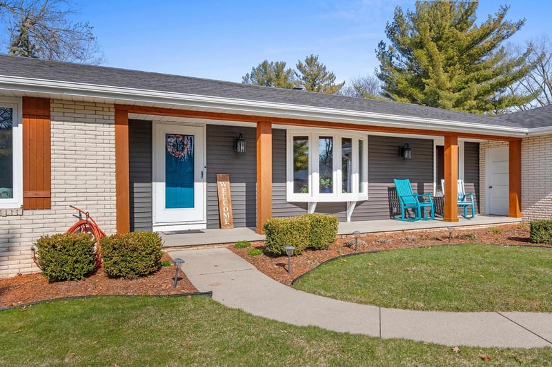 2031 Parkwood Ct, Green Bay, WI 54304-1955