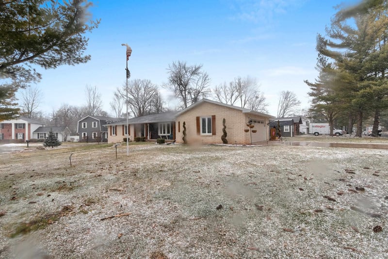 2031 Parkwood Ct, Green Bay, WI 54304-1955