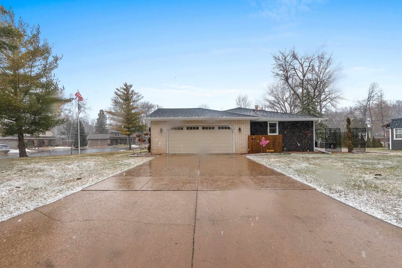 2031 Parkwood Ct, Green Bay, WI 54304-1955