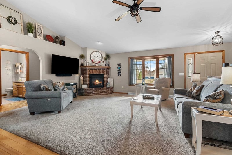 801 Pinecrest Rd, Green Bay, WI 54313-4204