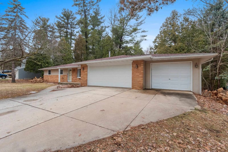 1023 Laverne Dr, Green Bay, WI 54311