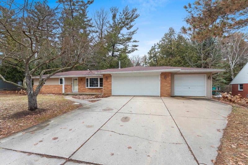 1023 Laverne Dr, Green Bay, WI 54311