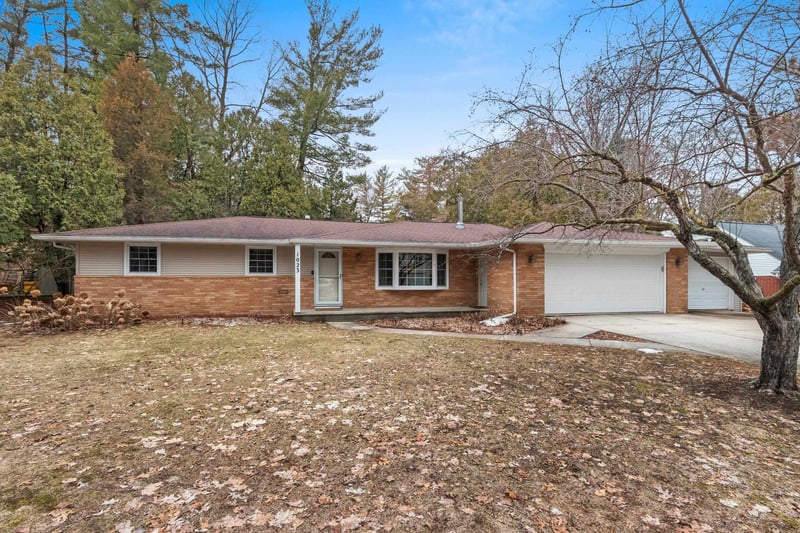 1023 Laverne Dr, Green Bay, WI 54311