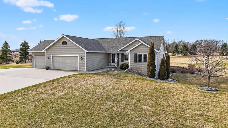 W7122 Hillview Rd, Greenville, WI 54942