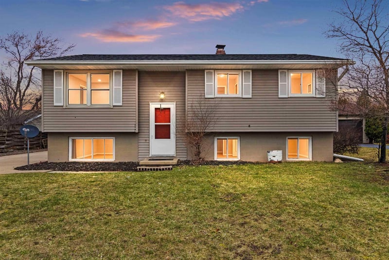 1204 Park Hills Dr, Appleton, WI 54915