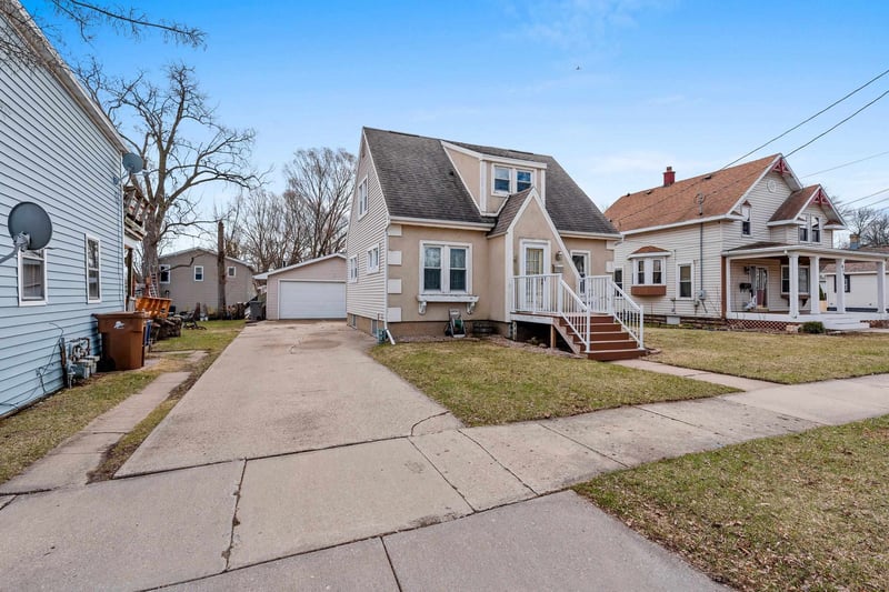 825 1st St, Menasha, WI 54952