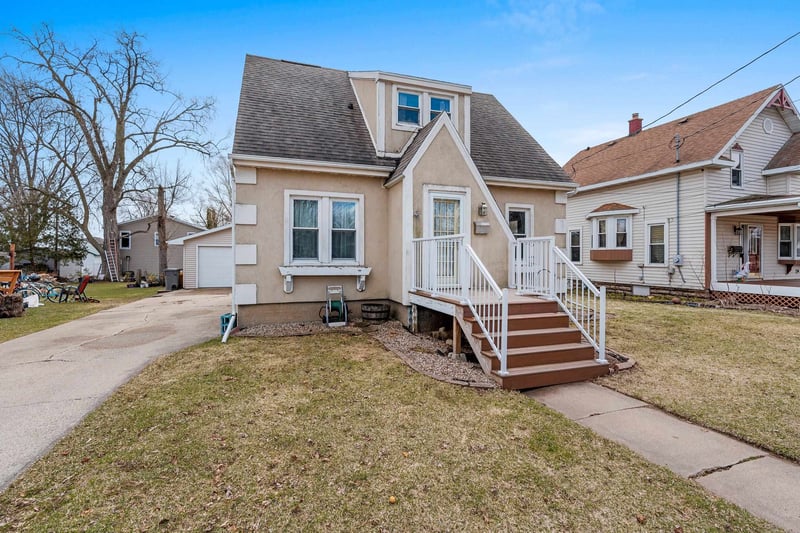 825 1st St, Menasha, WI 54952