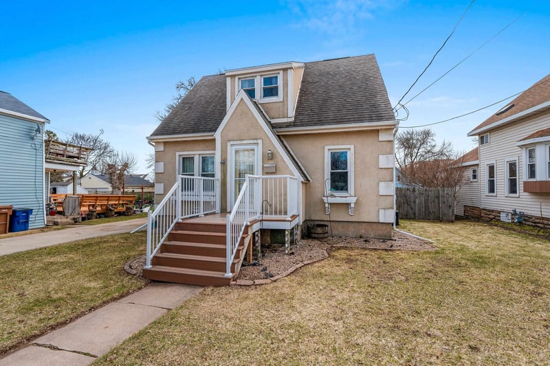 825 1st St, Menasha, WI 54952