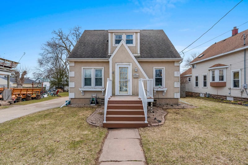 825 1st St, Menasha, WI 54952