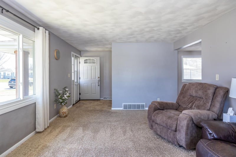 1131 Honeysuckle Ln, Neenah, WI 54956