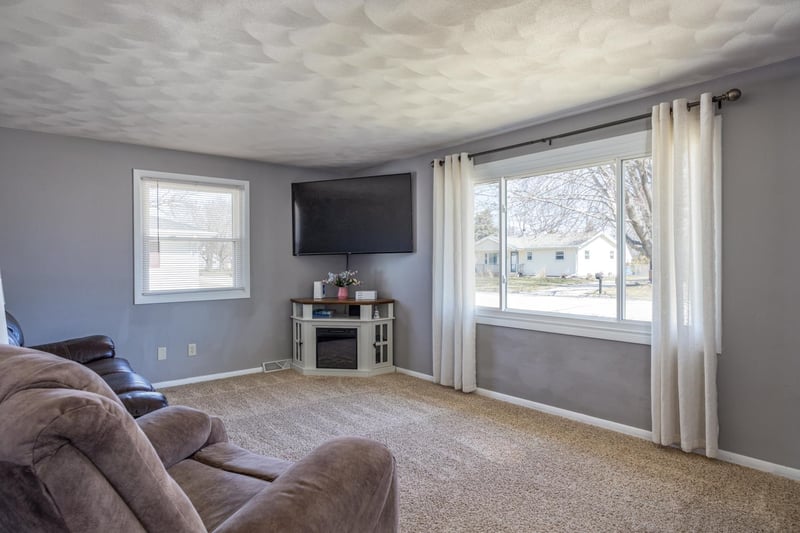 1131 Honeysuckle Ln, Neenah, WI 54956